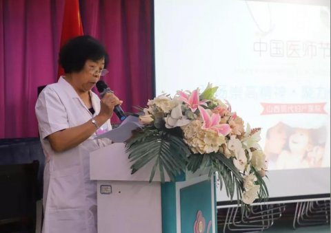 李桂芝院长代表院领导班子向广大医师致以节日的问候