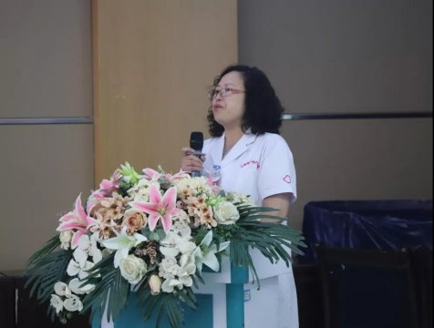 ▲青年医师代表张水英同志讲话