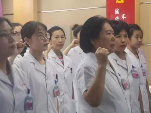 ▲以王淑媛院长为代表的医师团队郑重宣誓